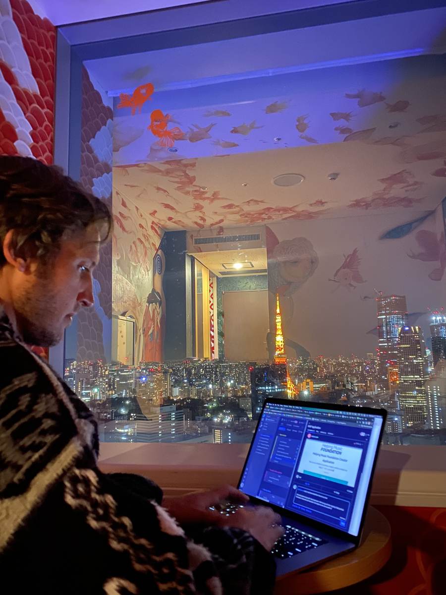 Digital nomad, Art Hotel